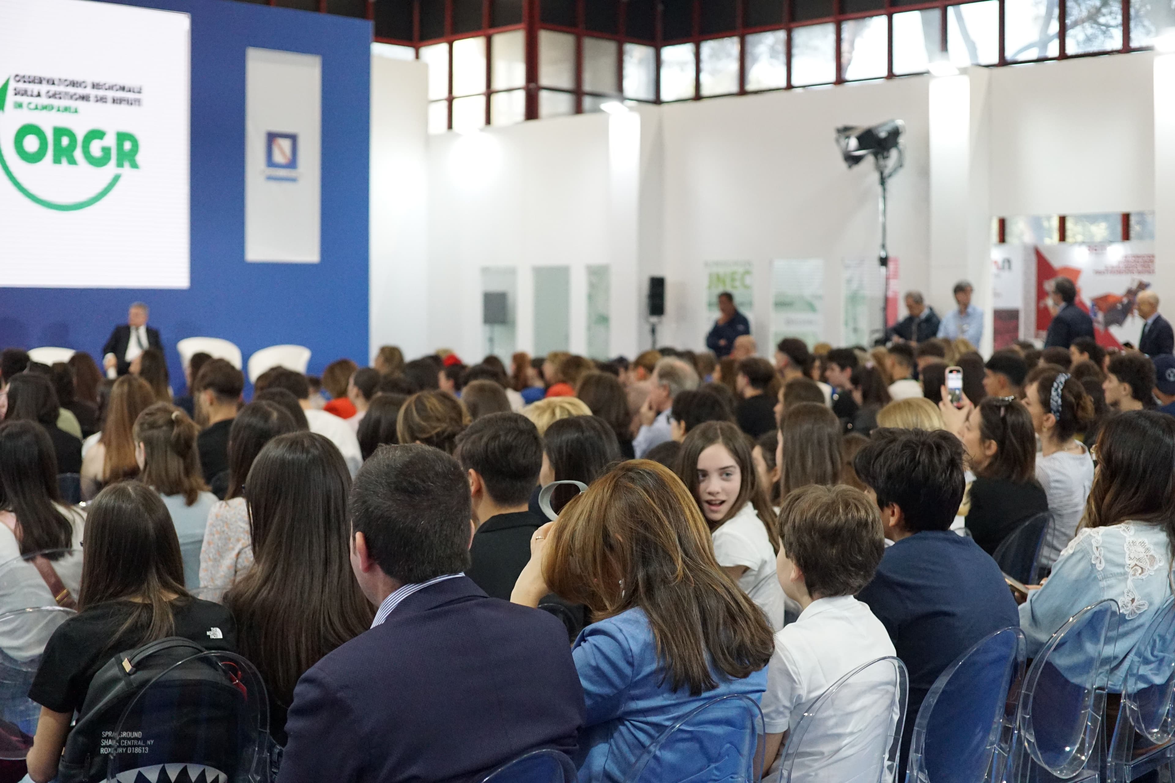 scolaresche che assistono ad un evento del green med