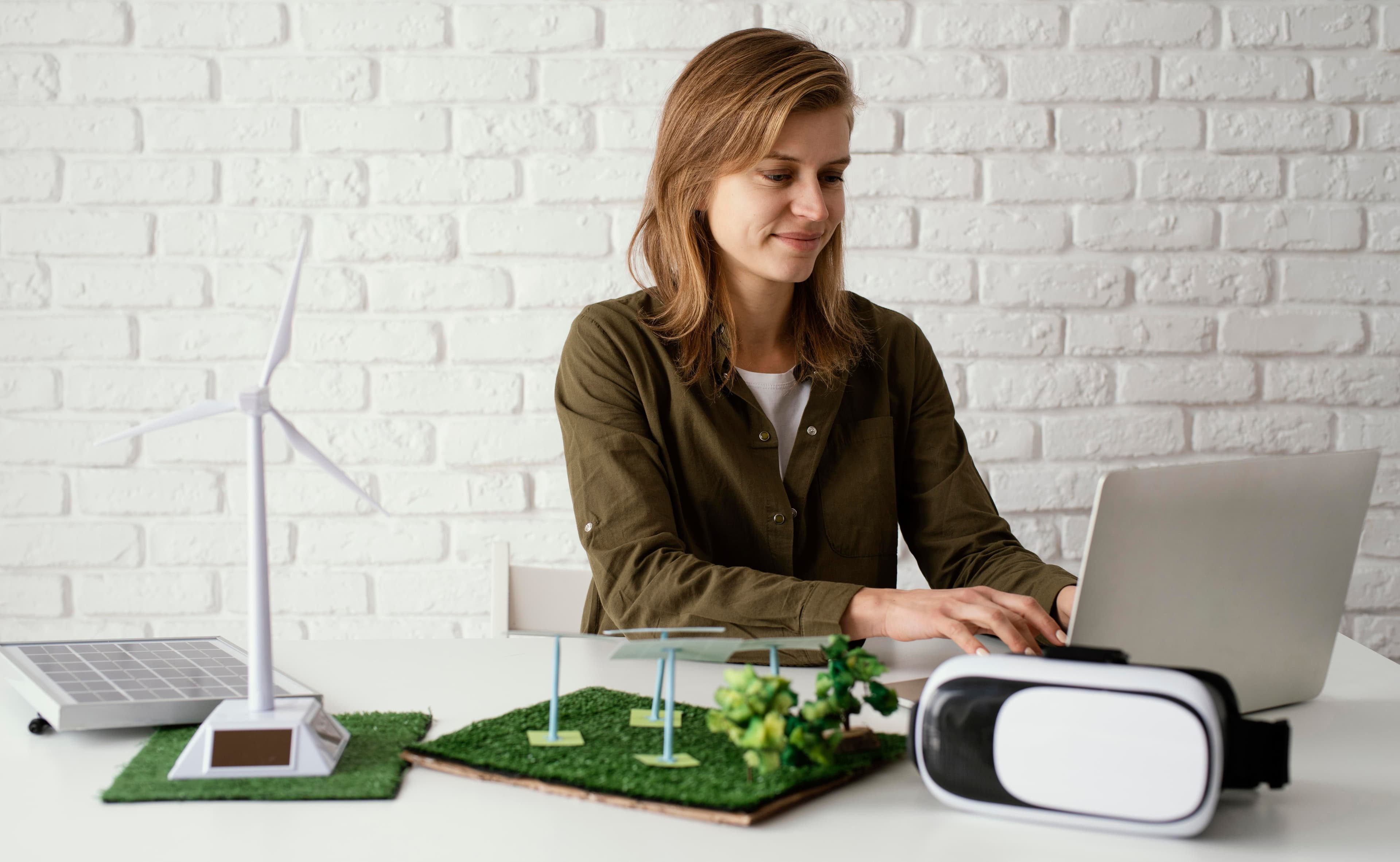 una donna al computer che lavora su progetti ambientali