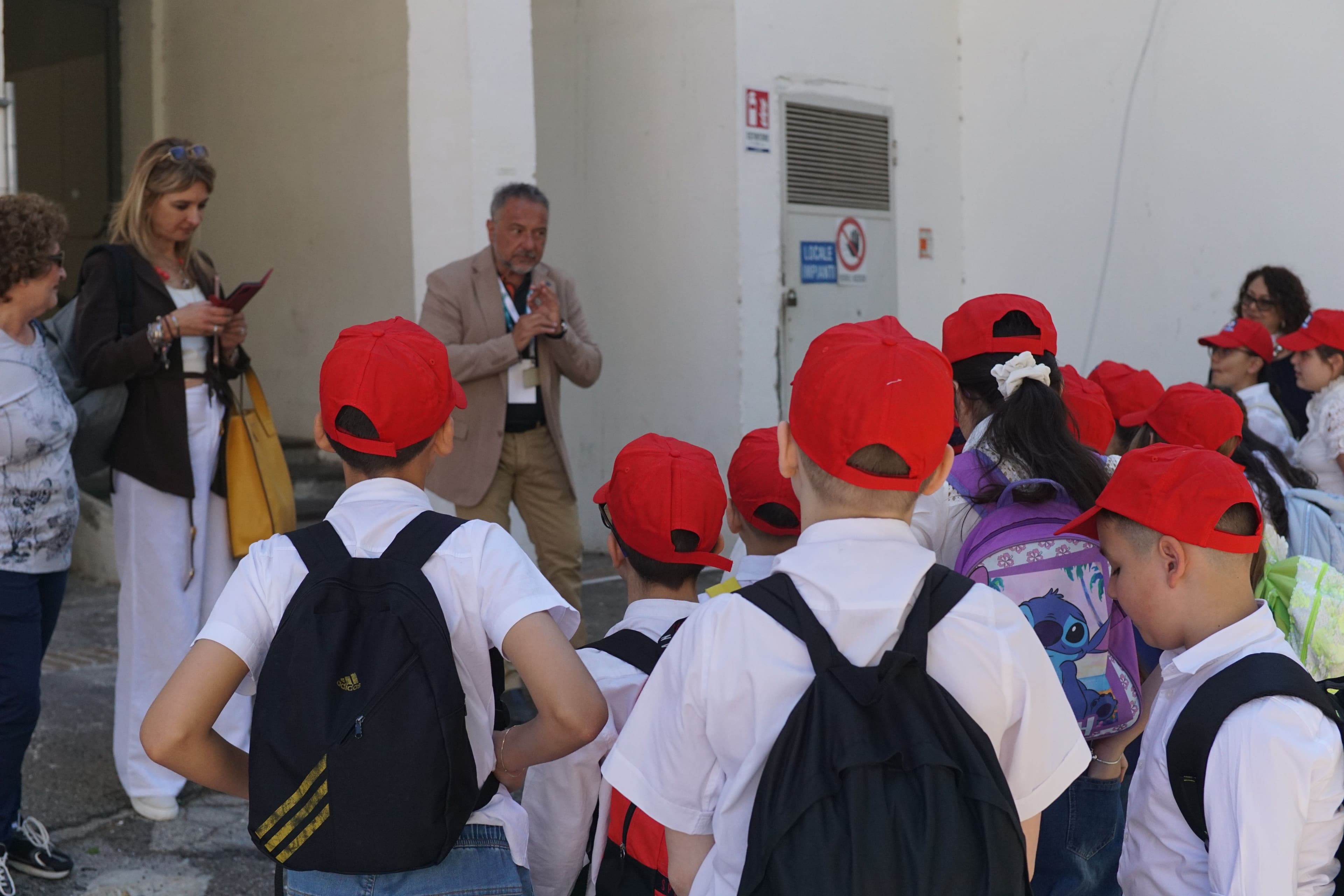 scolaresche che assistono ad un evento del green med